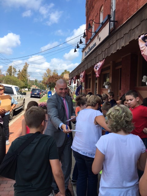 Senator Akshar greets students outside the Tri-Town Theatre