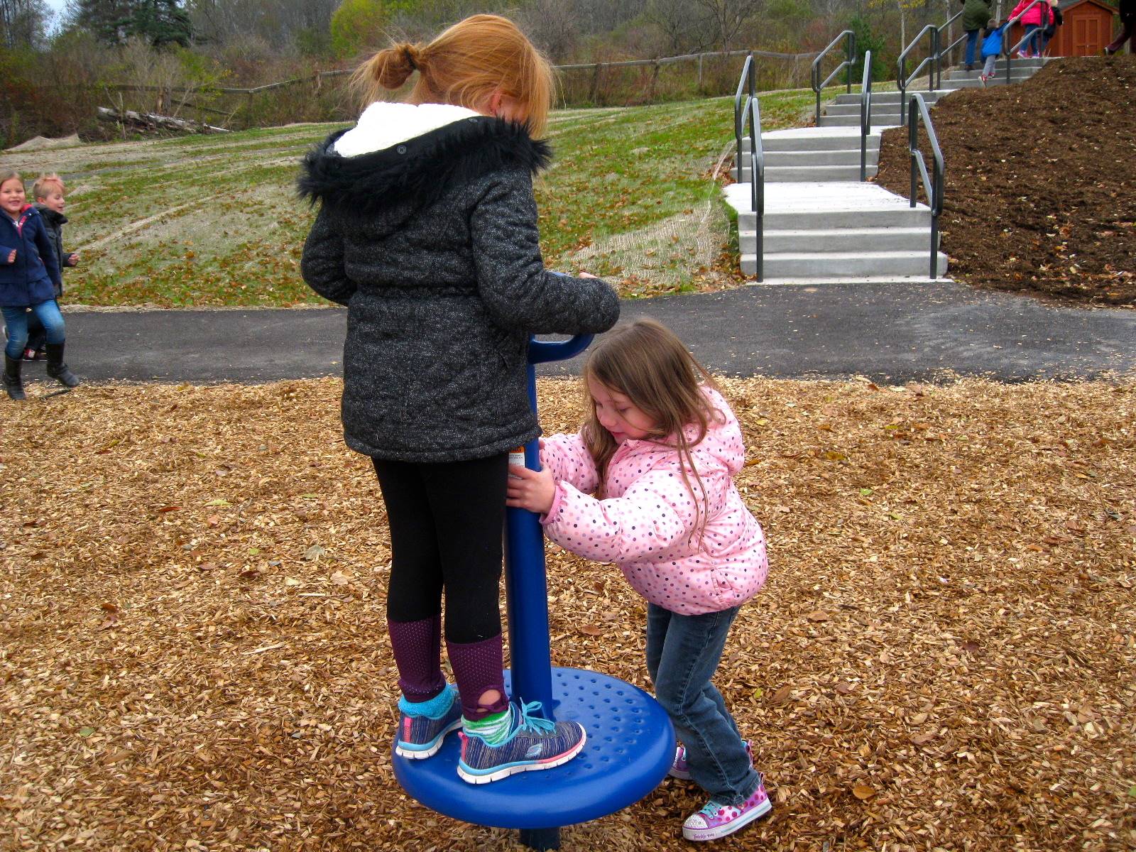 2 children spin on the spinner.