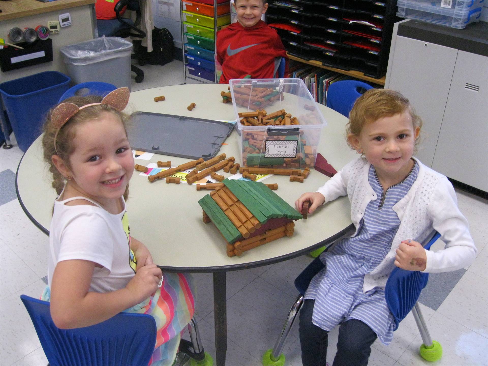 2 Students build together.