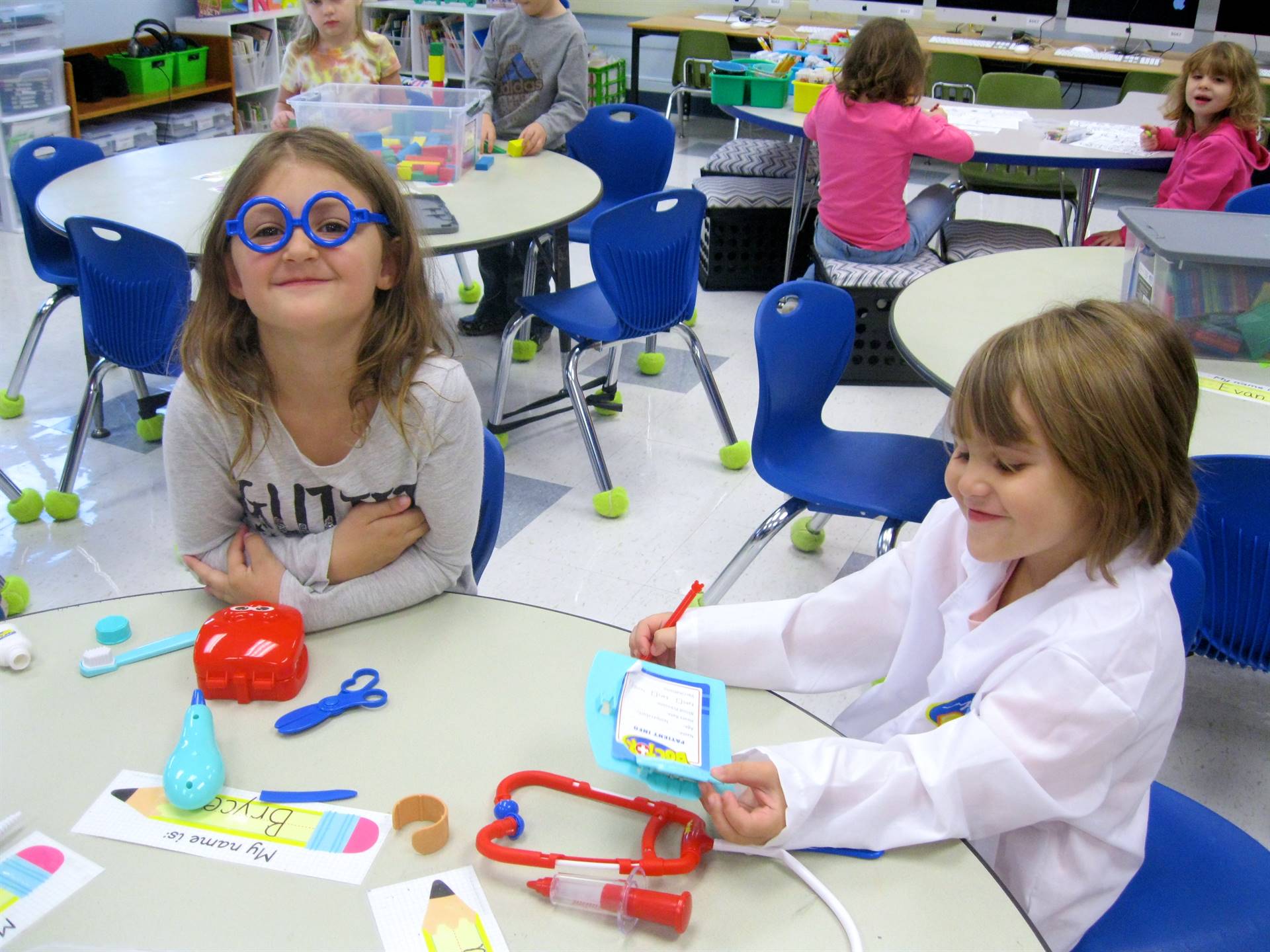 2 students use hands to play doctor.