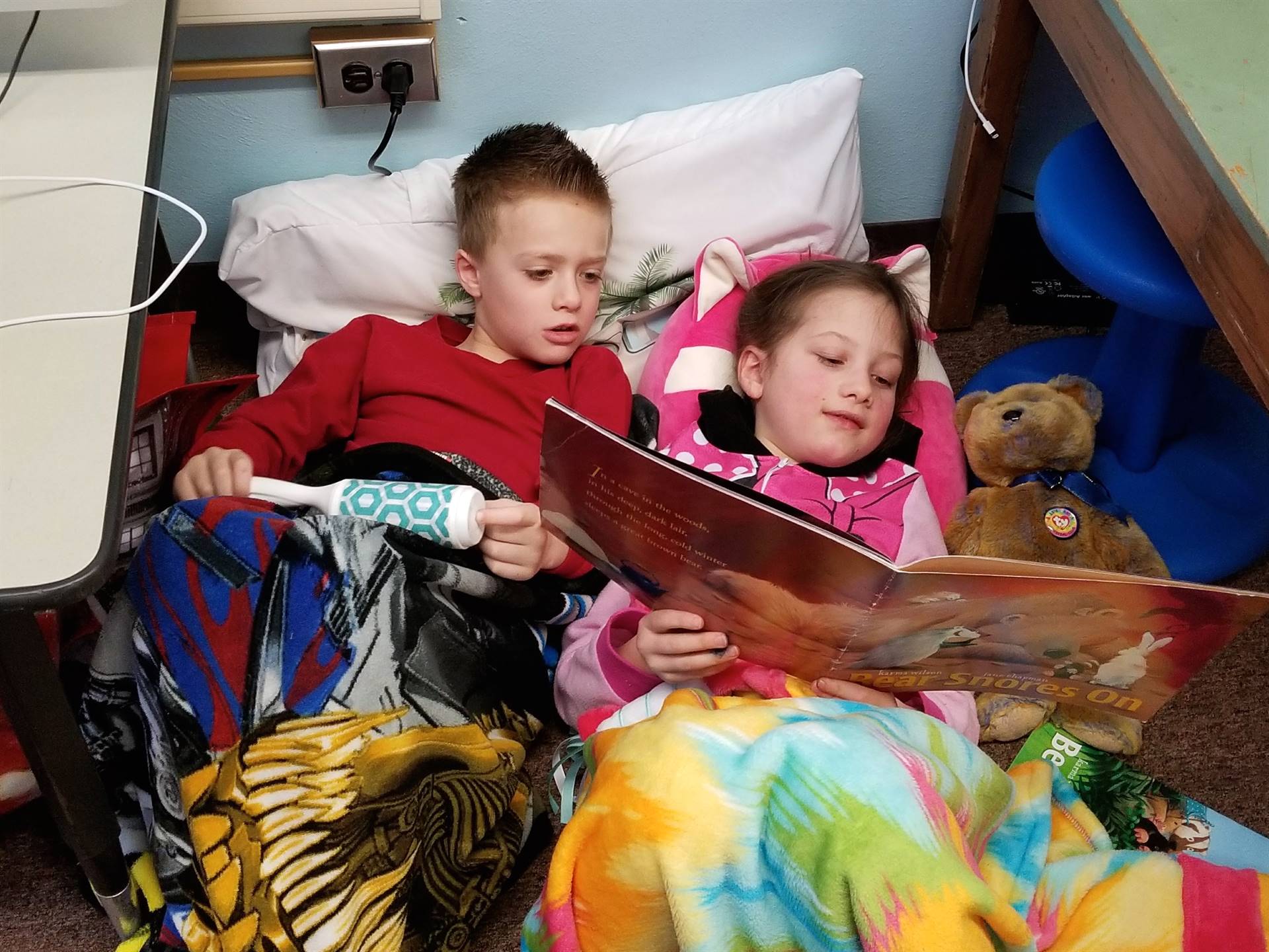 2 children read together