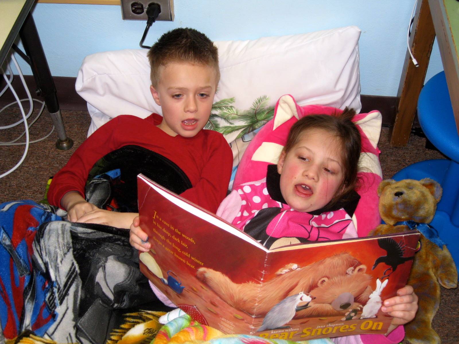 2 students read together.