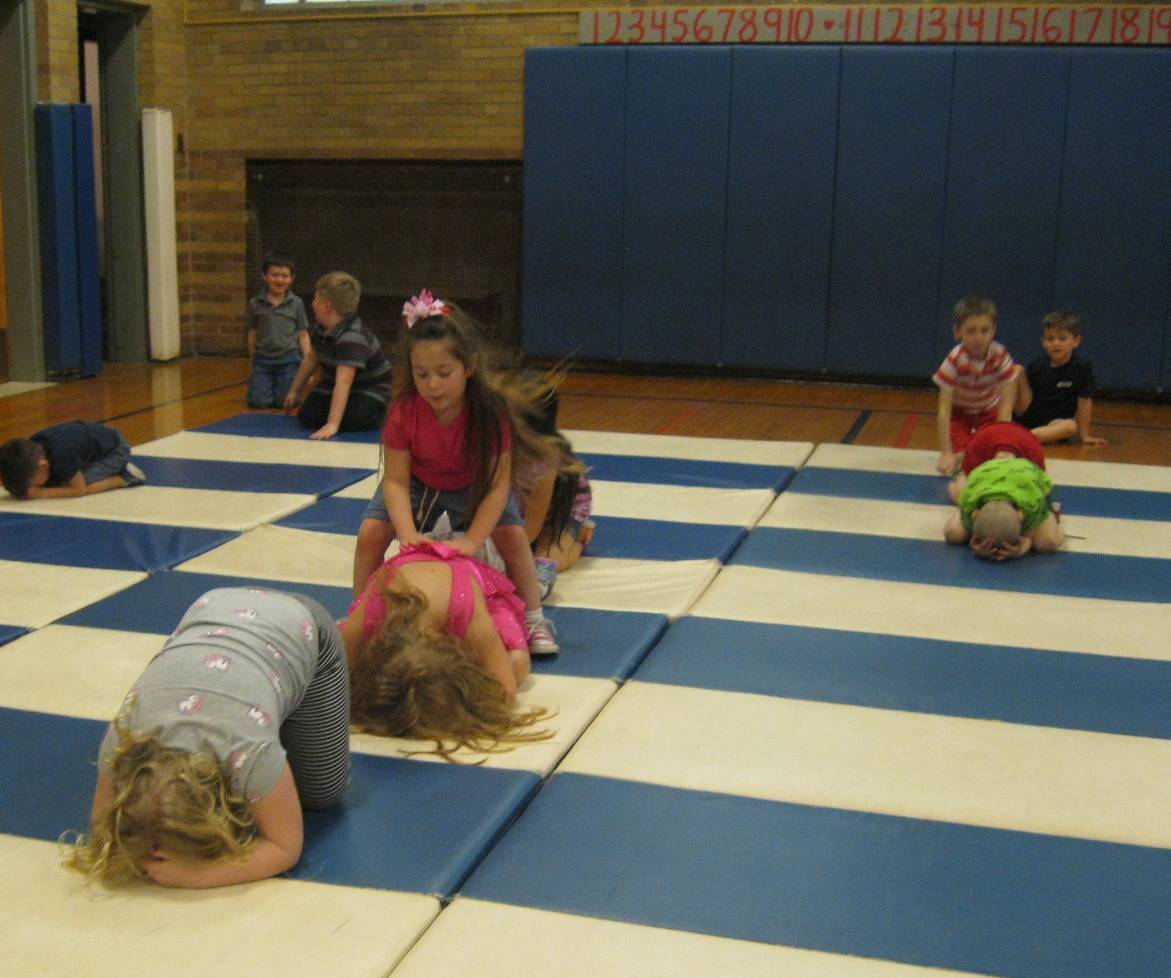 kindergarteners play leapfrog cooperation game.