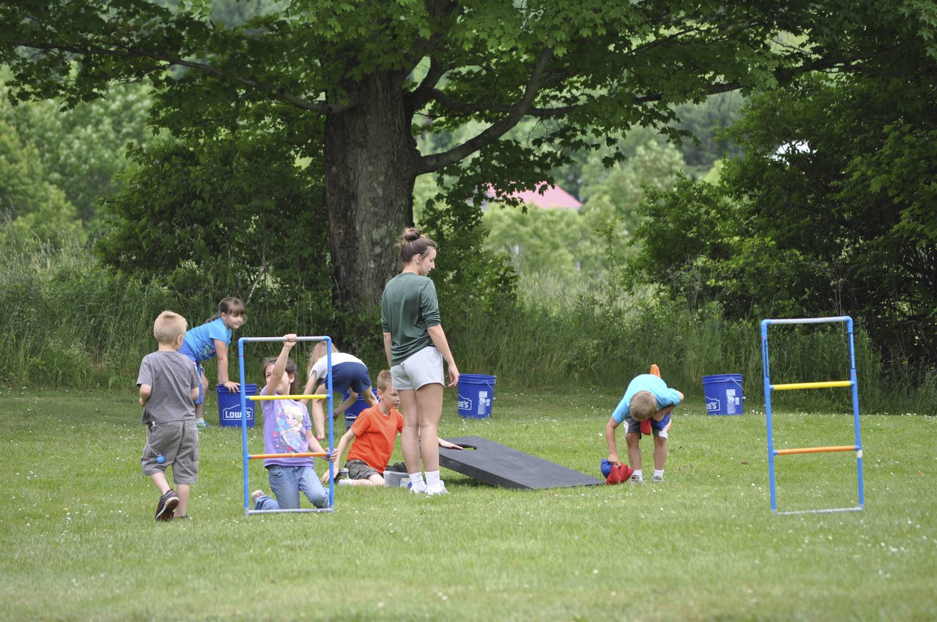 students play ladder ball.