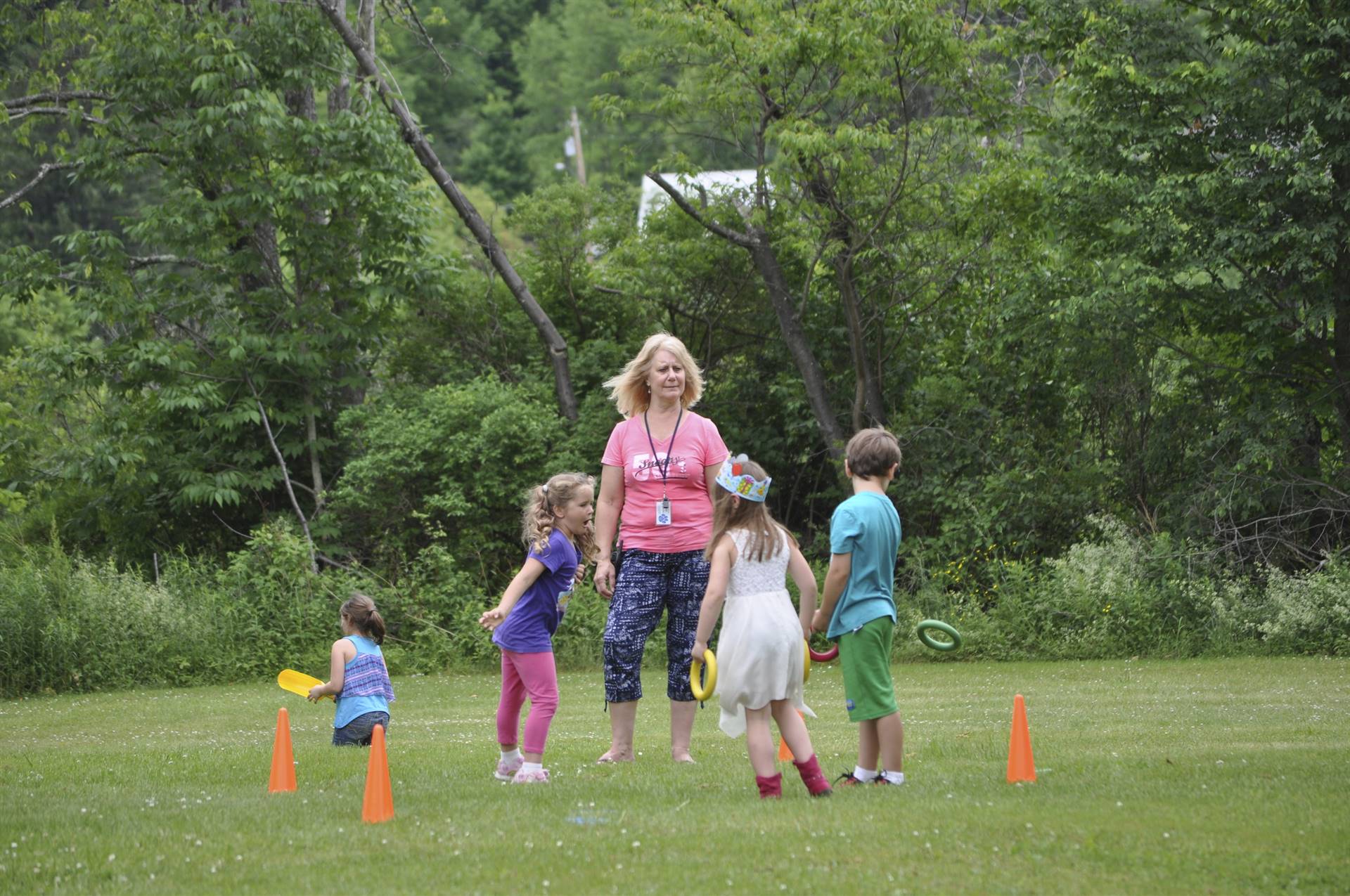 students play yard jars.