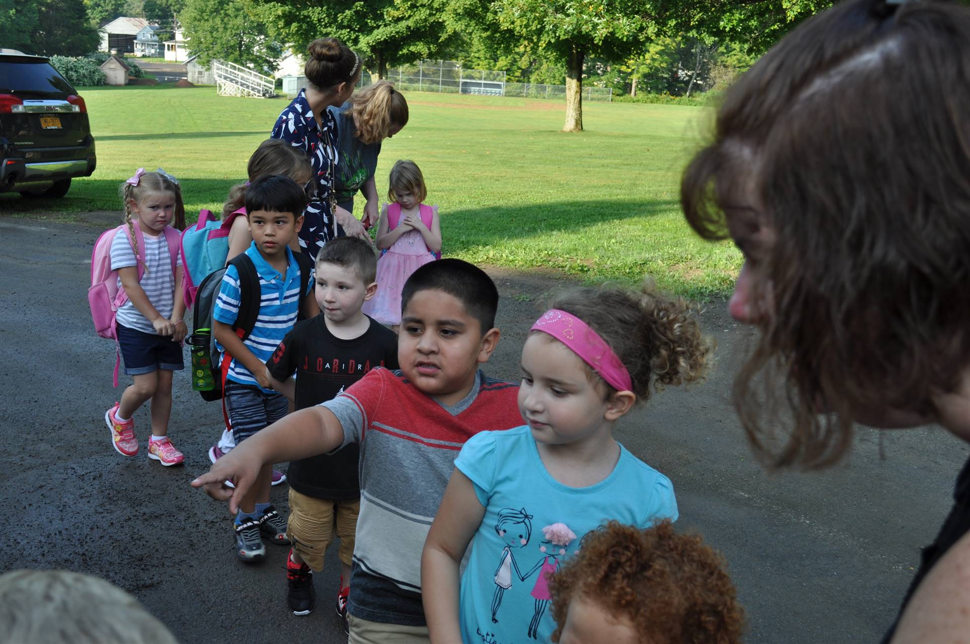 kids are pointing to the bus!