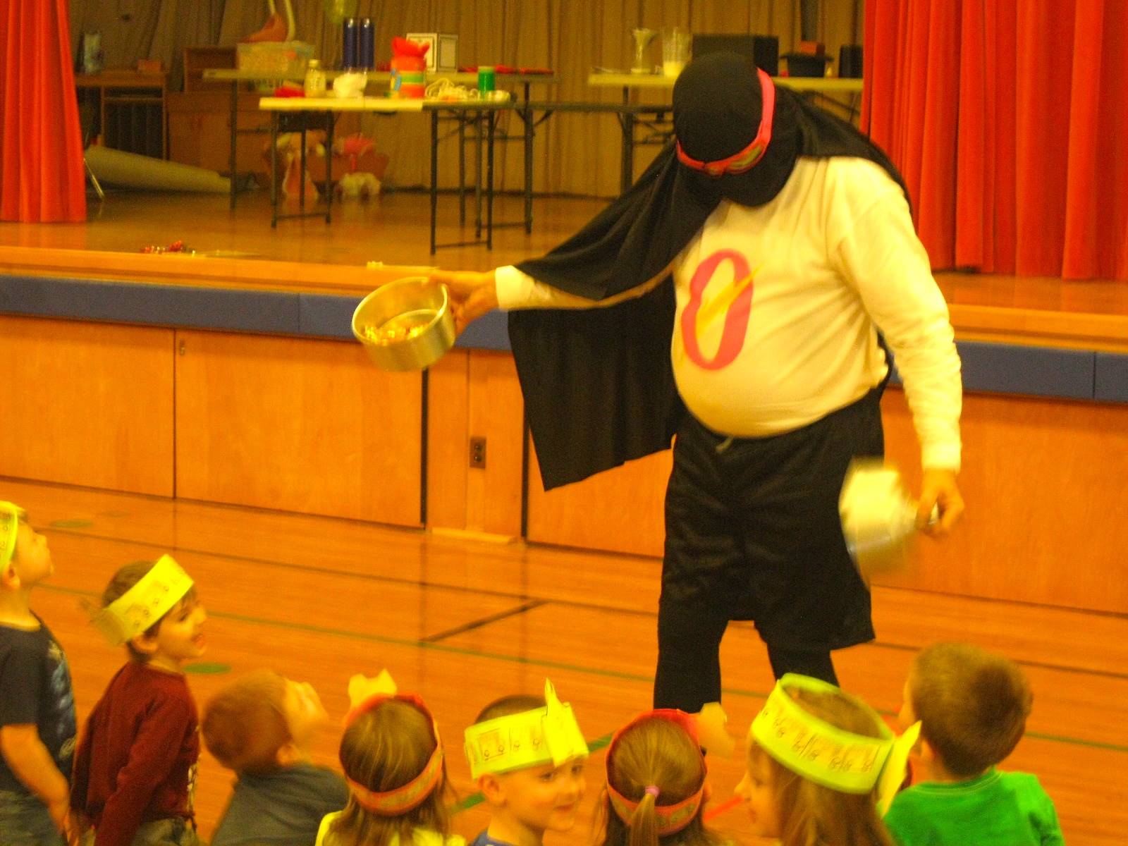 Zero the Hero shows students what his magic bowl has.