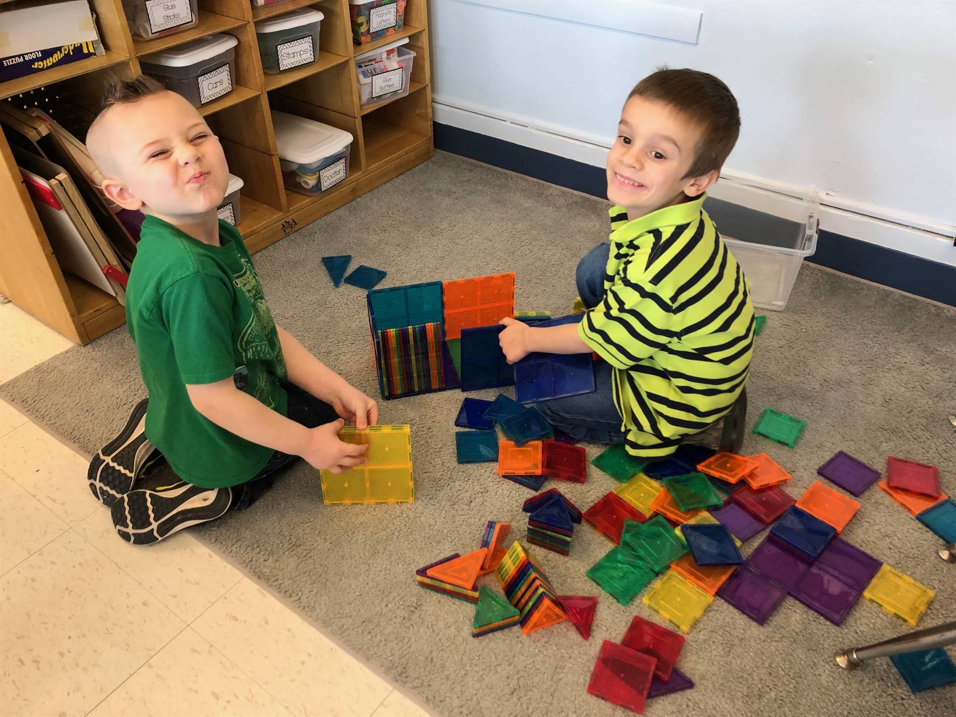 2 students build together.
