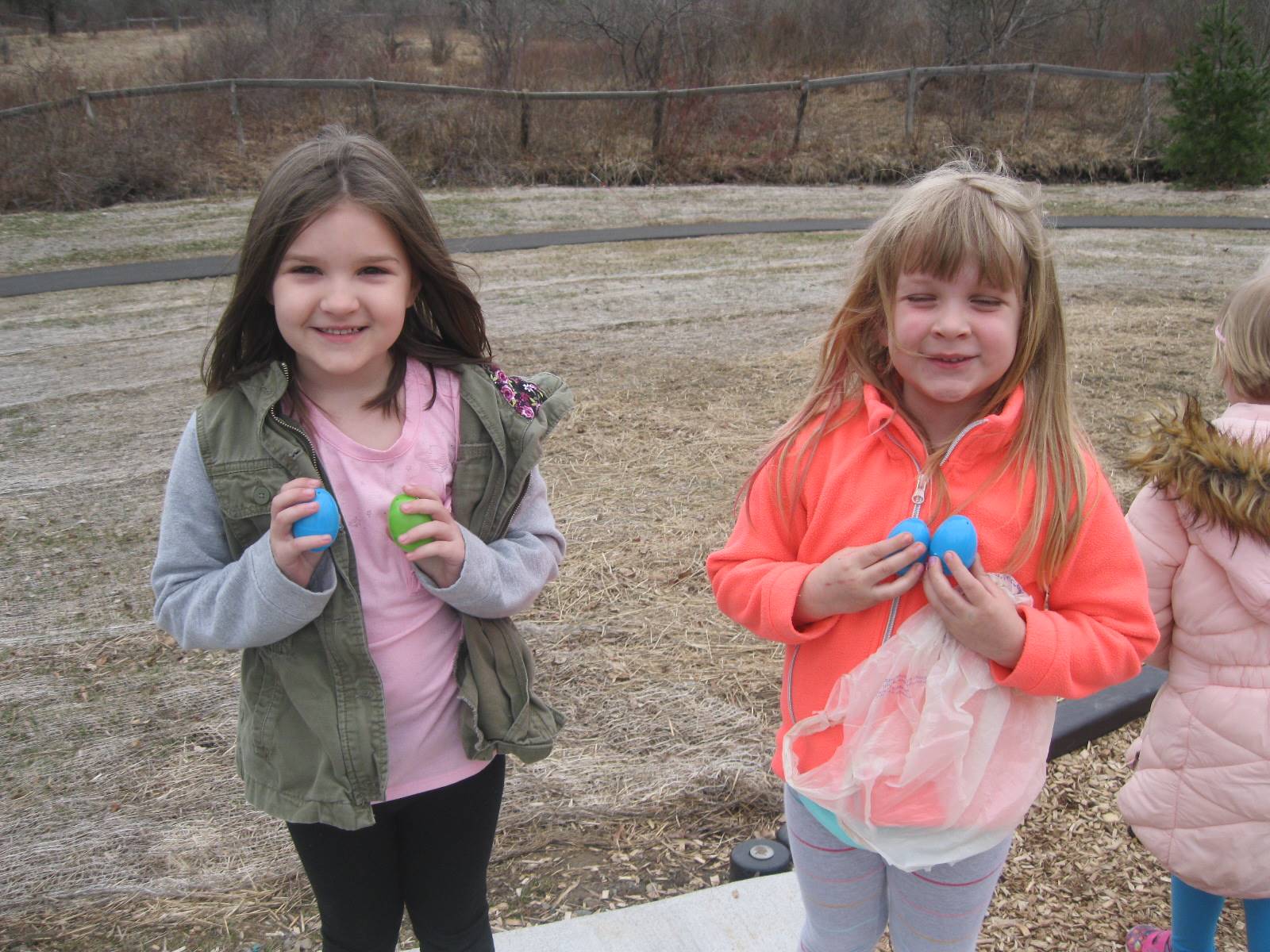 2 students show the eggs they found.