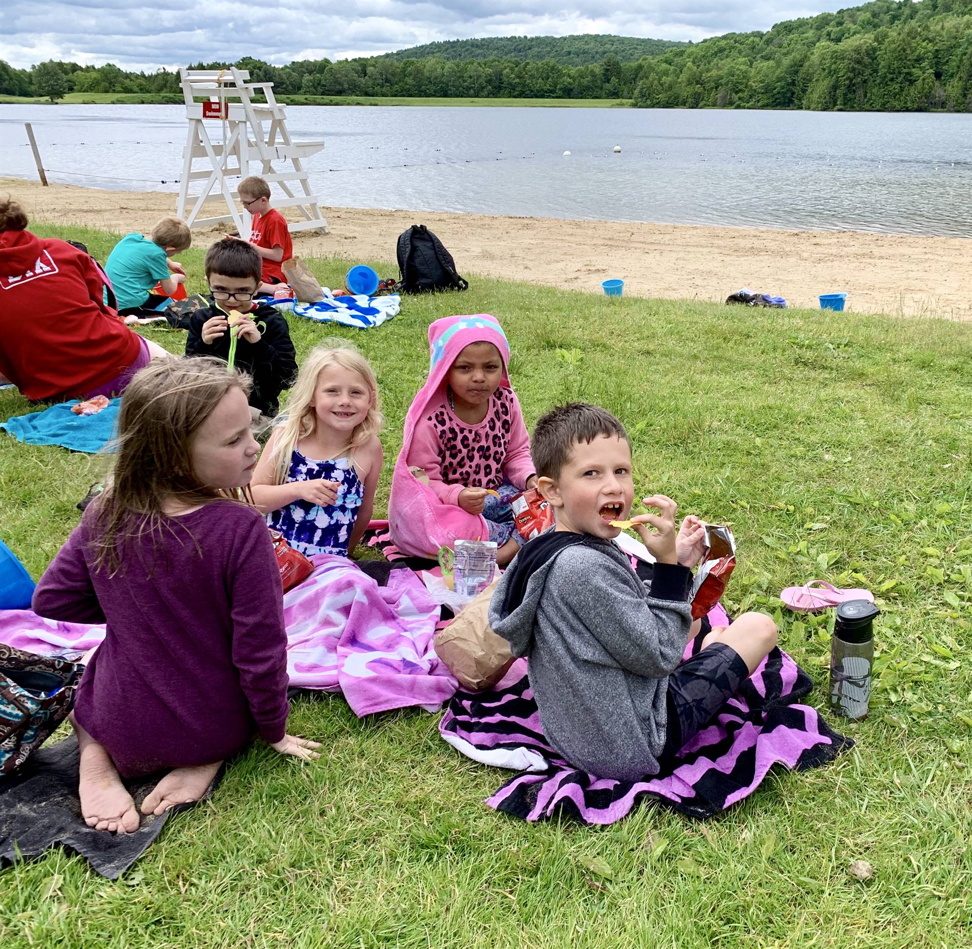 4 students eat a picnic lunch.