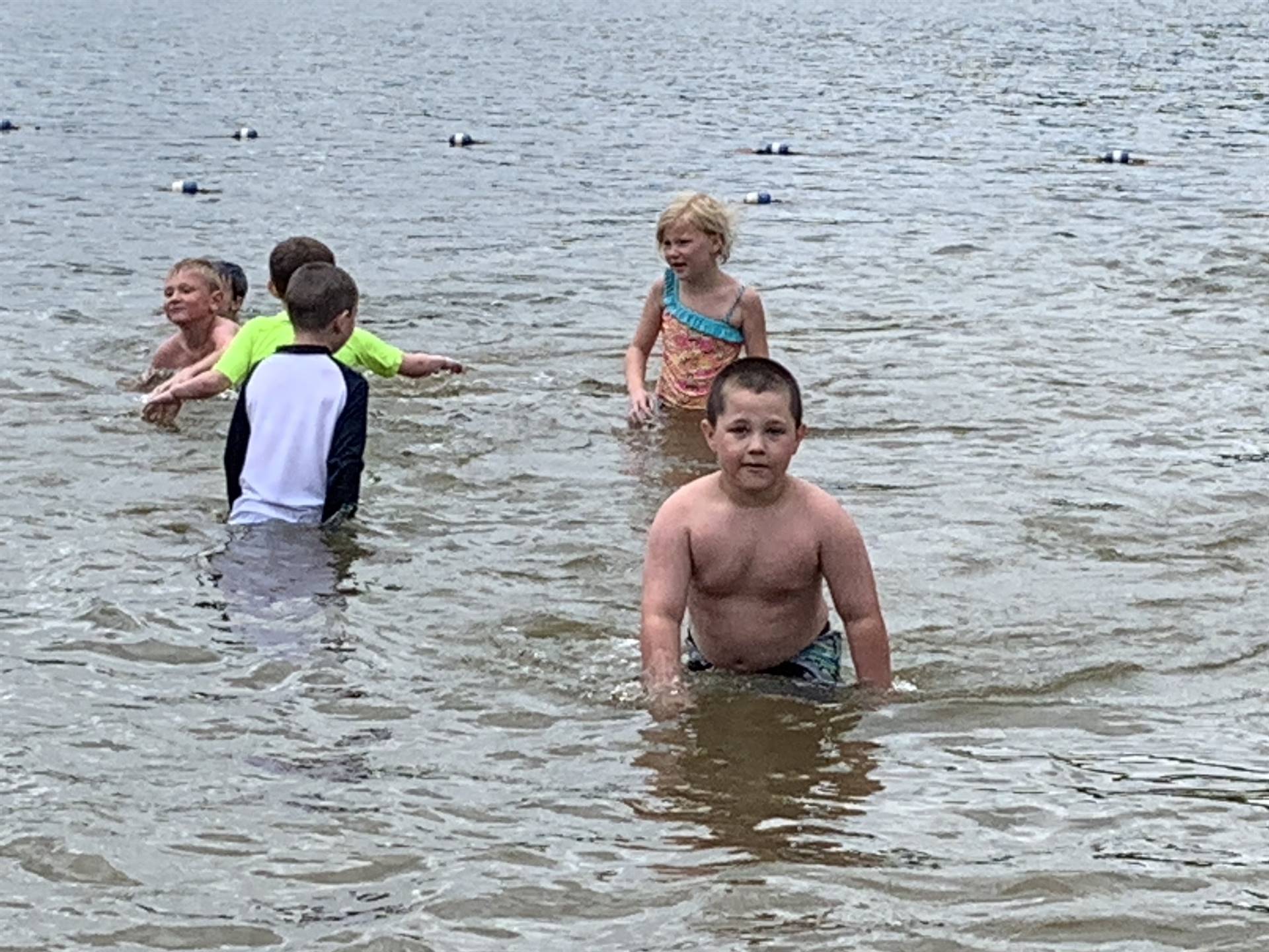 2 students play in water.