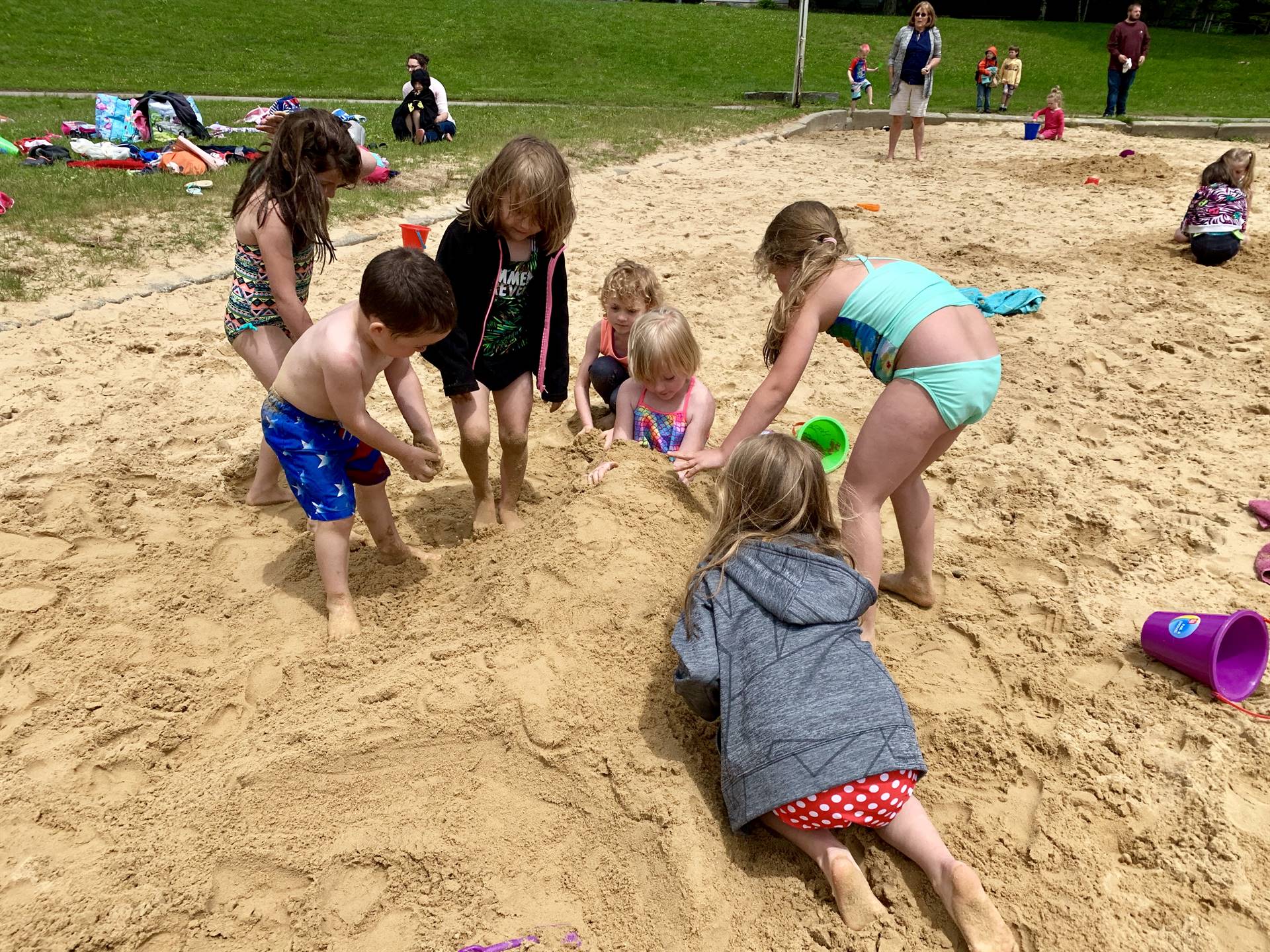 students build a sand "mermaid".
