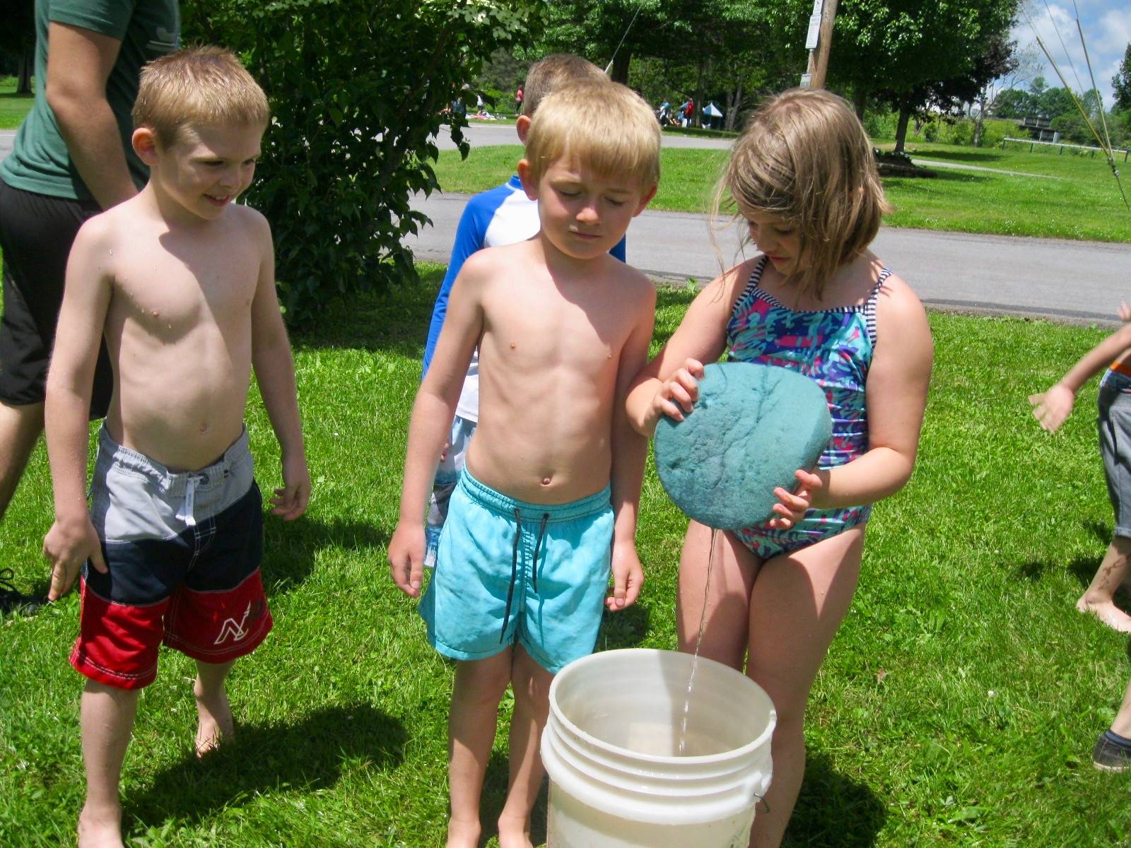 3 students play sponge relay.