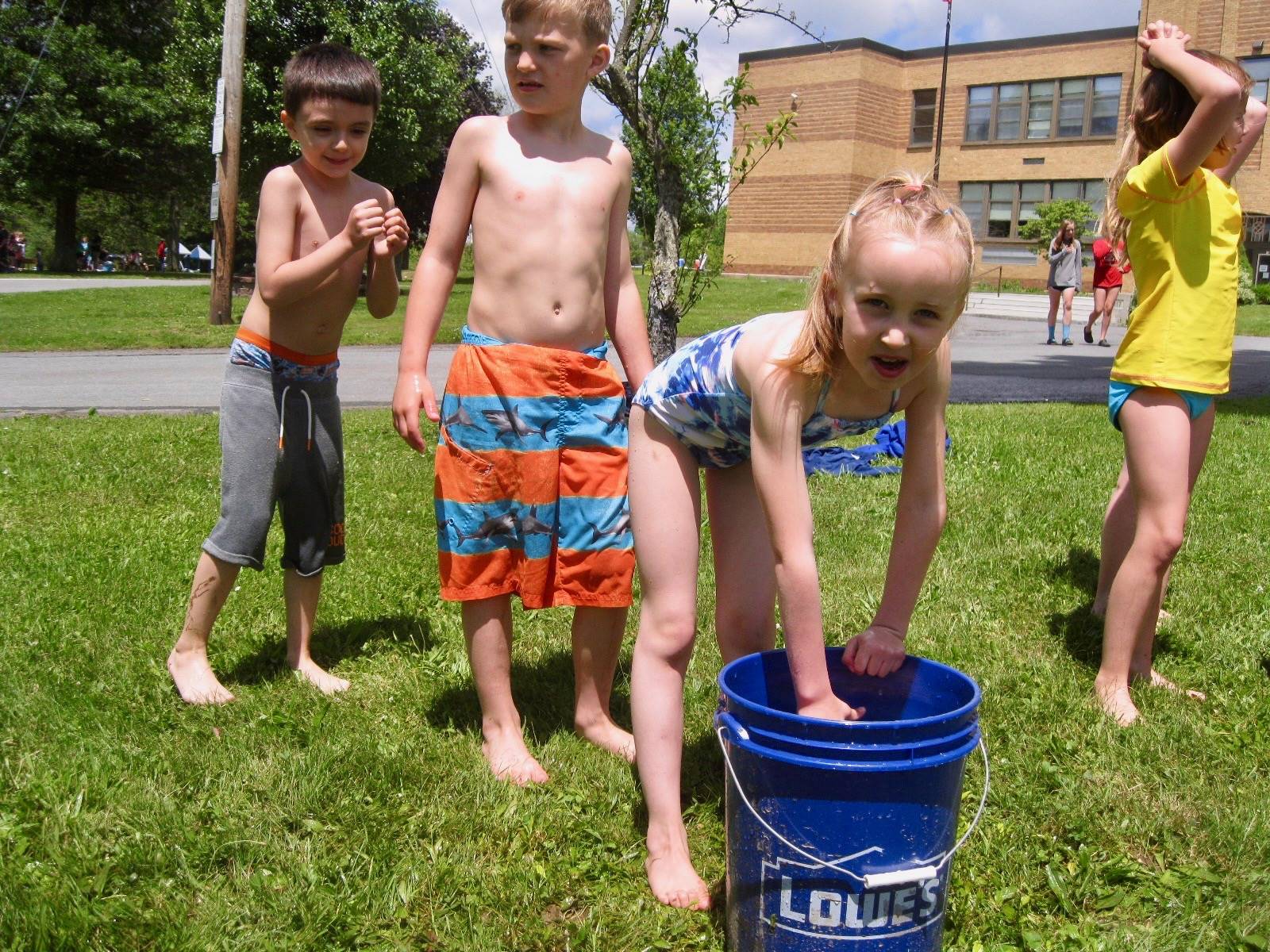 3 students play sponge relay.