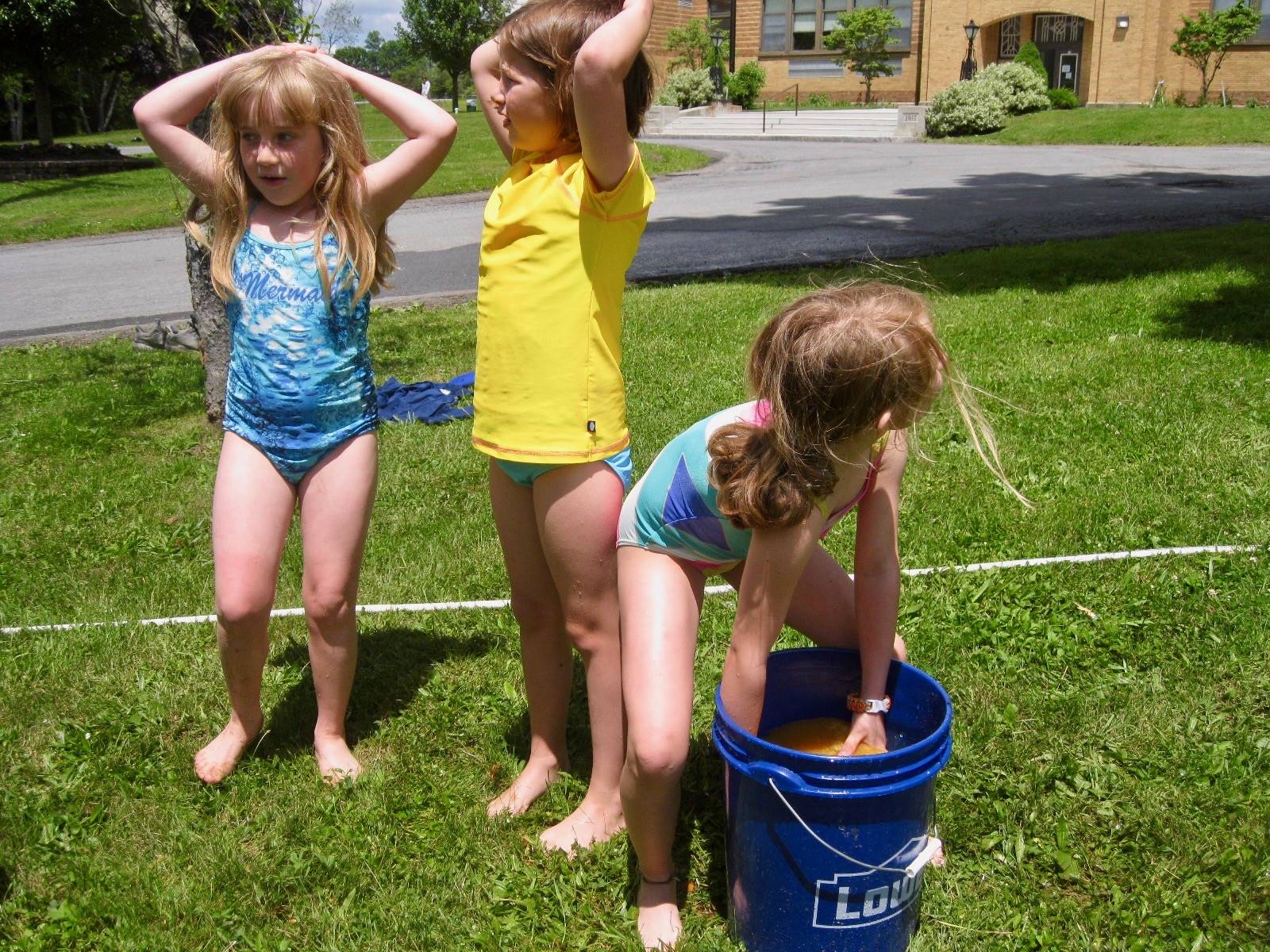 3 students play sponge relay.