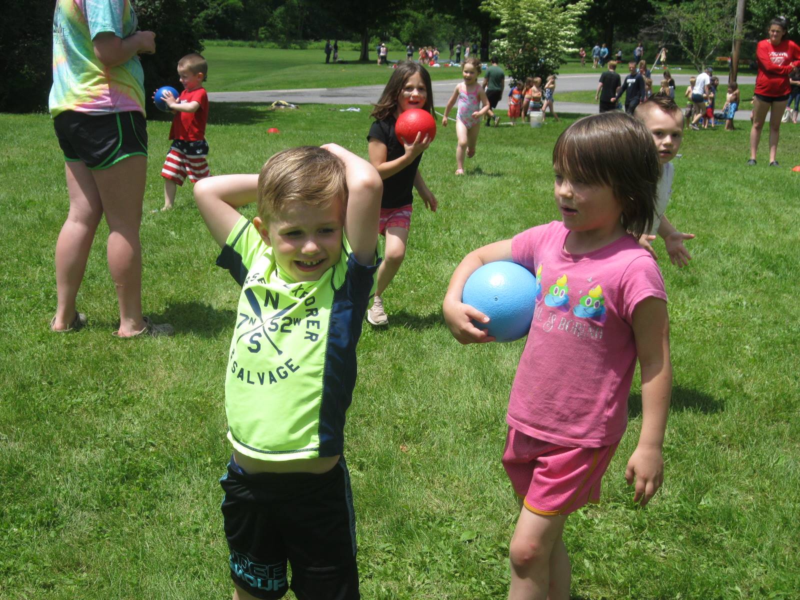 2 students play a relay game.