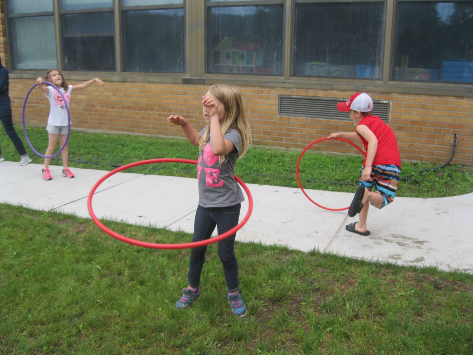 3 students hula hooping.