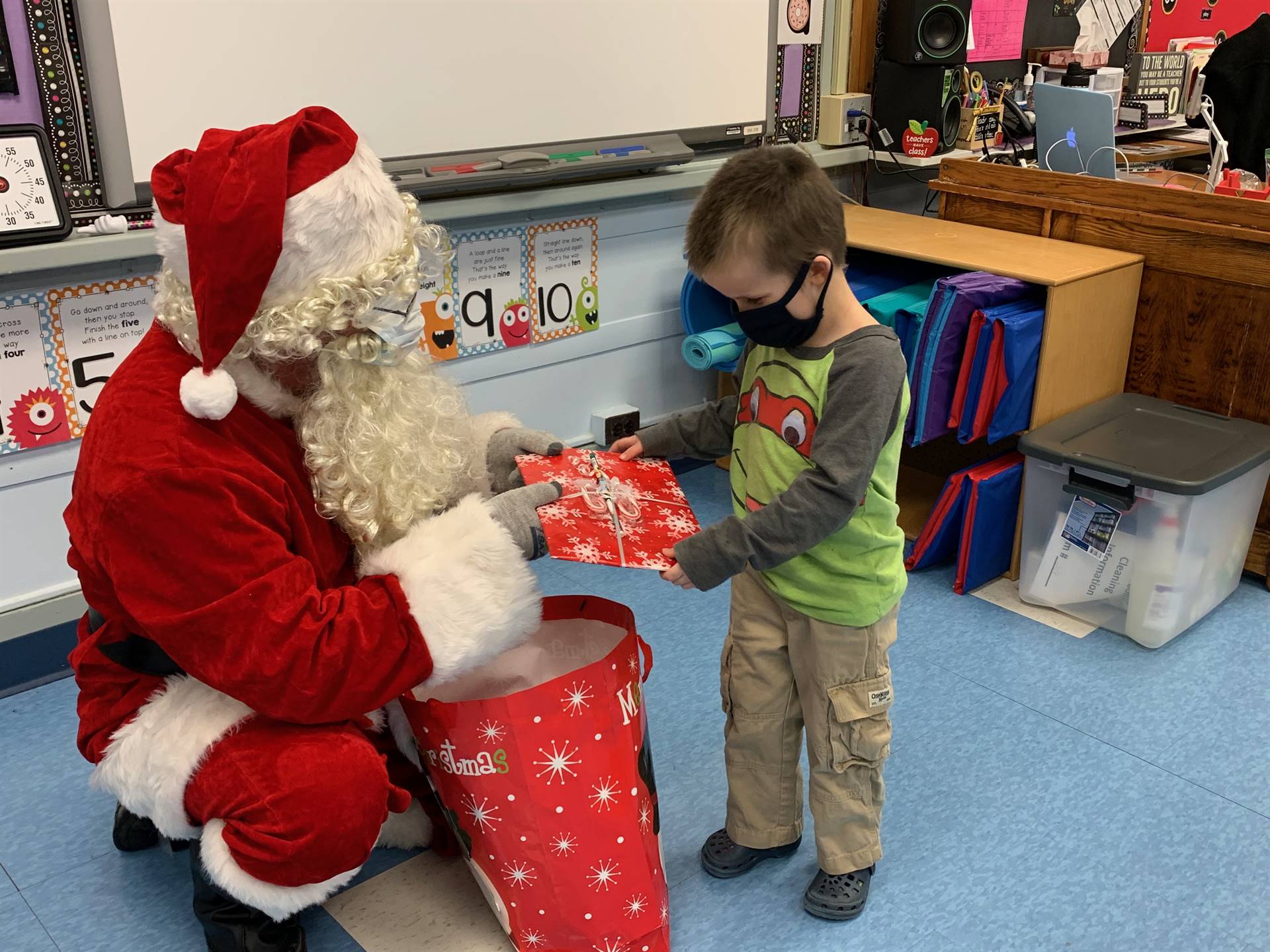 Santa does a magic trick!