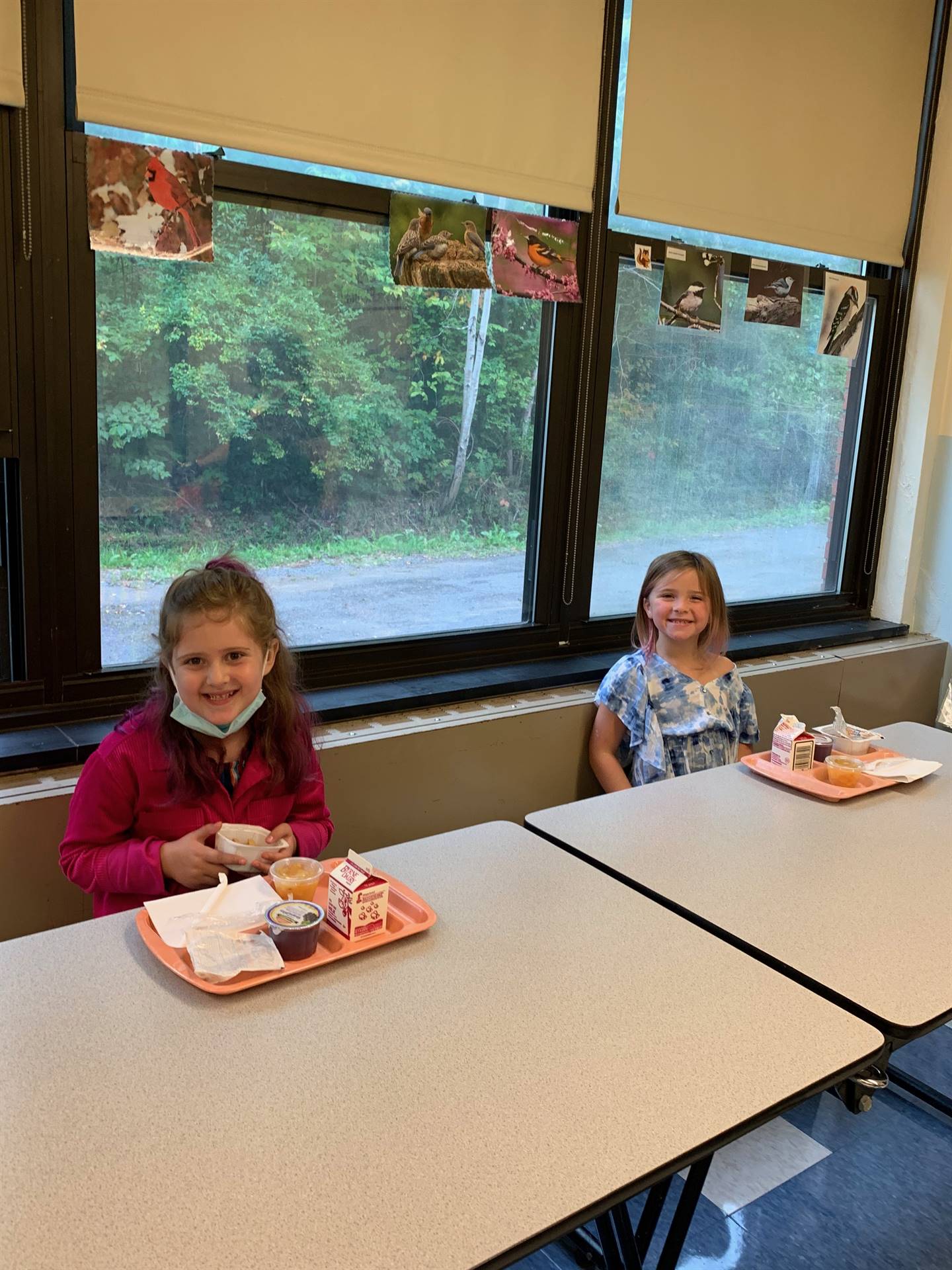 2 student eating lunch