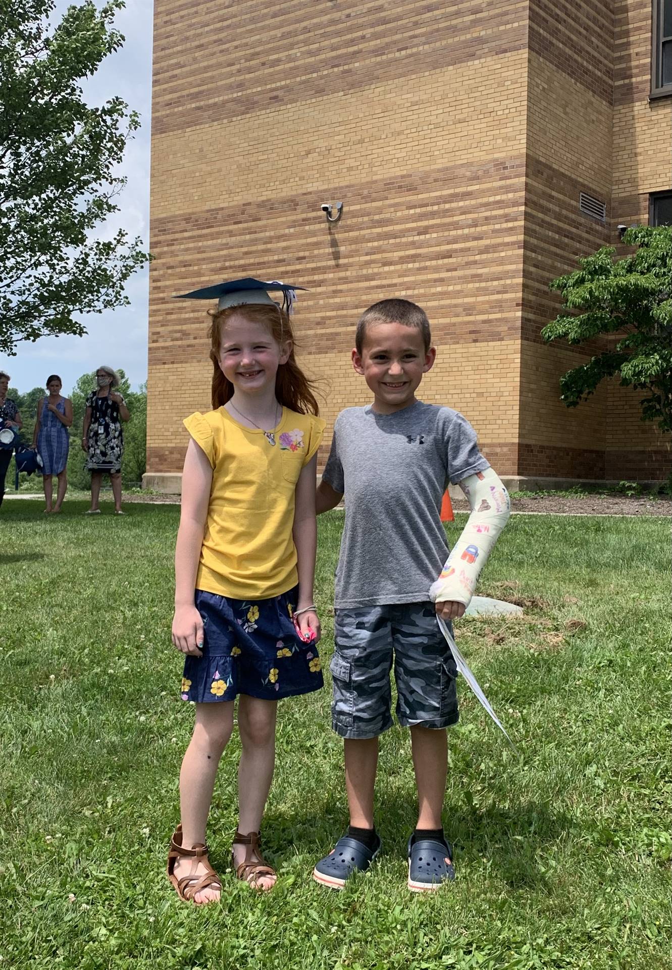 2 students stand together