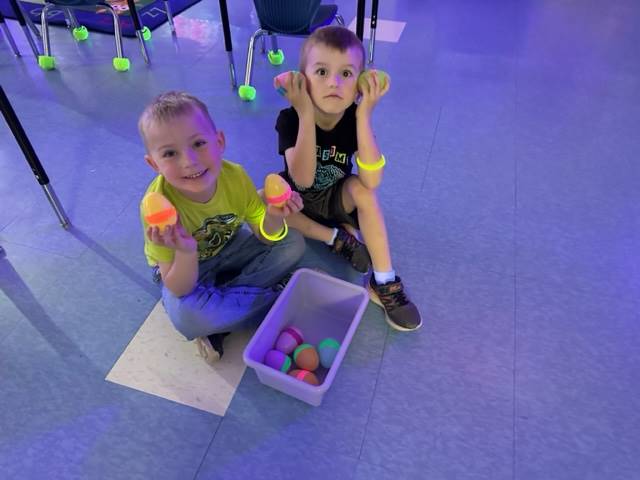 2 students sitting on floor