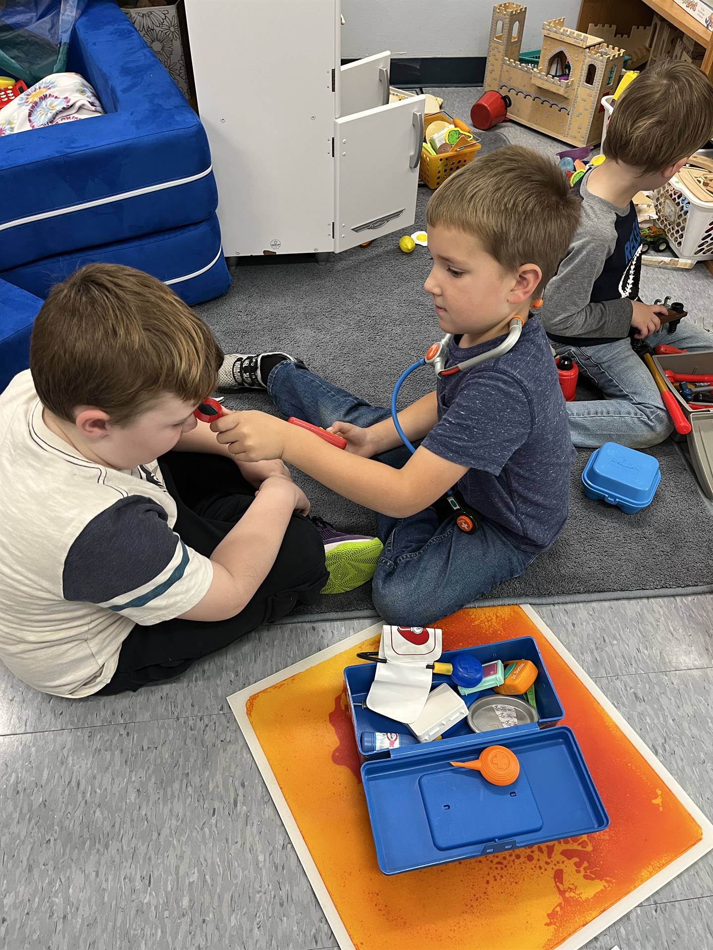 2 student using teamwork to play dr. 