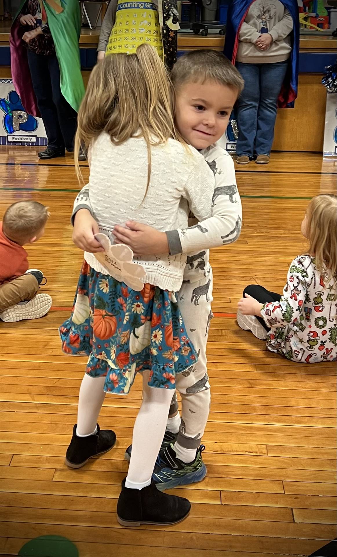2 kids hugging