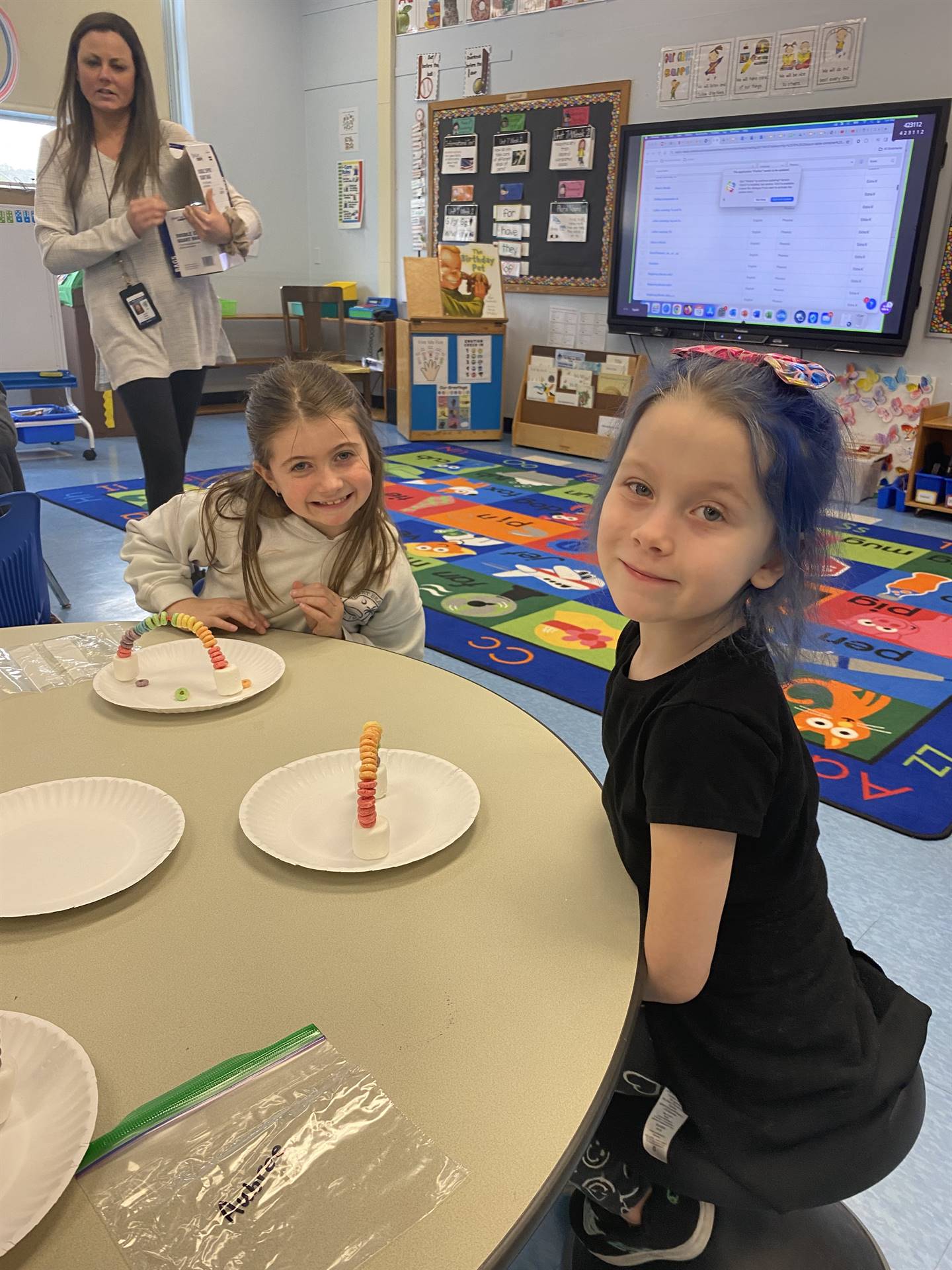 students use fruit loops to create a rainbow.