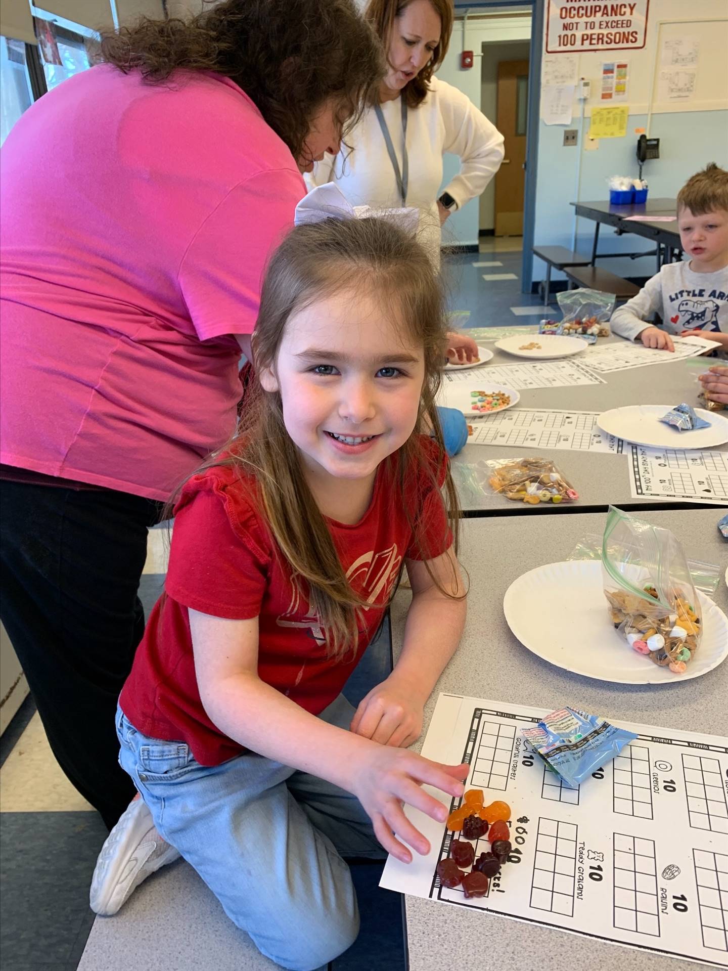 student uses graphs and food to count to 100.