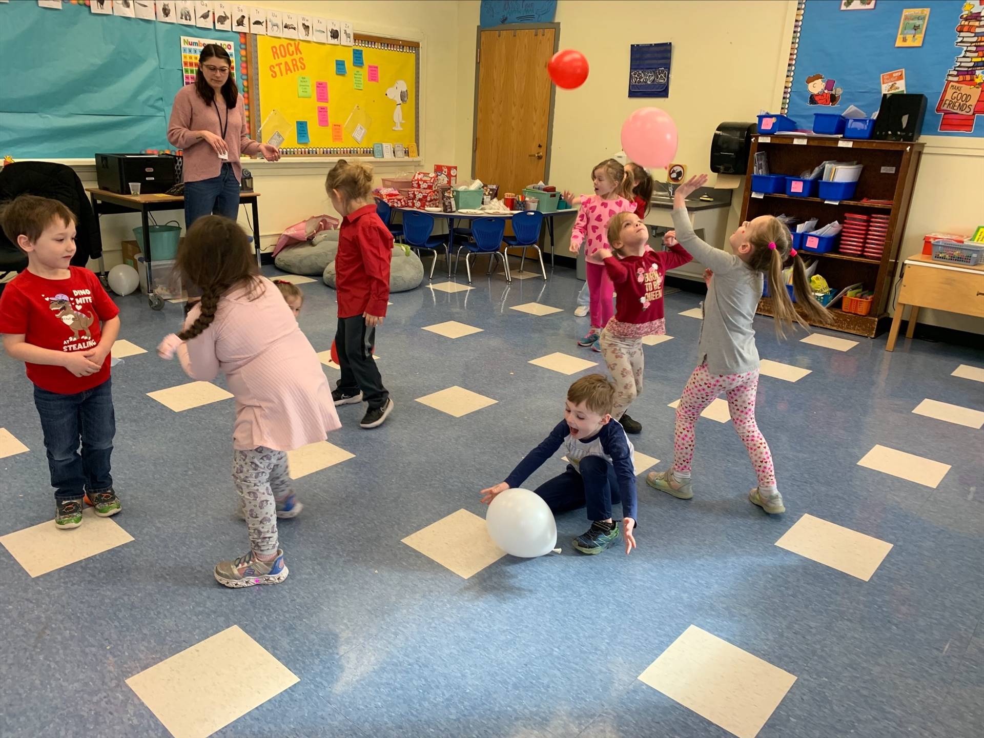 students bop balloons around.