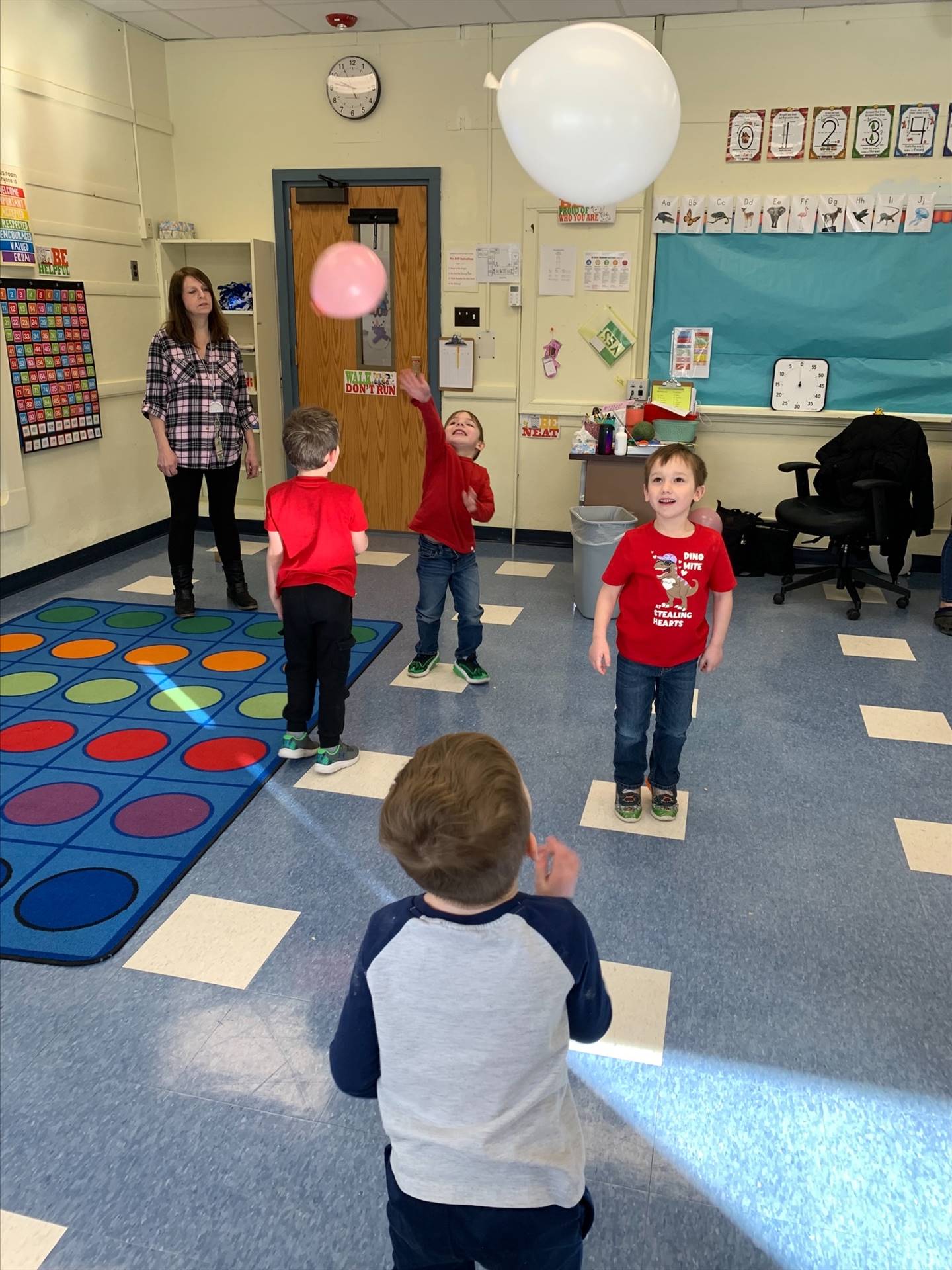 students bop balloons around.