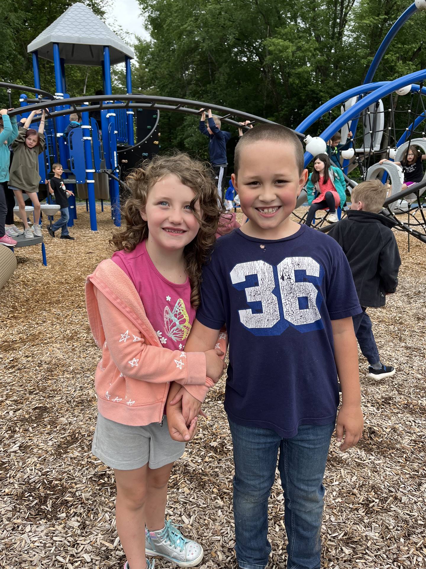 2 students standing next to each other.